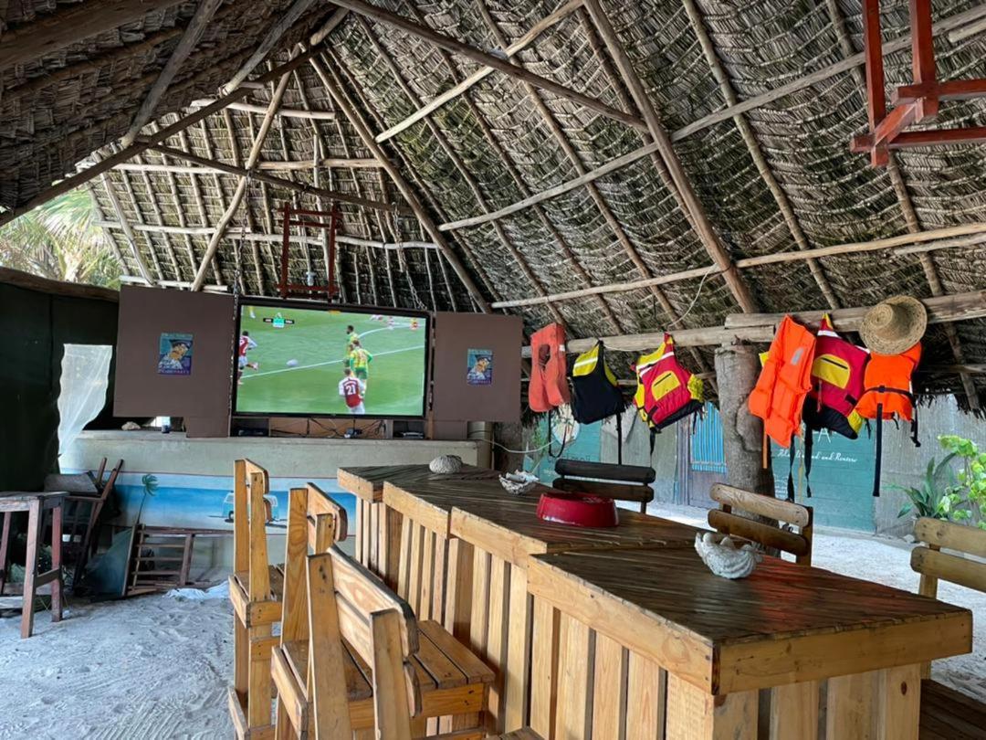 A Pousada Mikadi Beach Camp & Backpackers Dar es Salaam Exterior foto