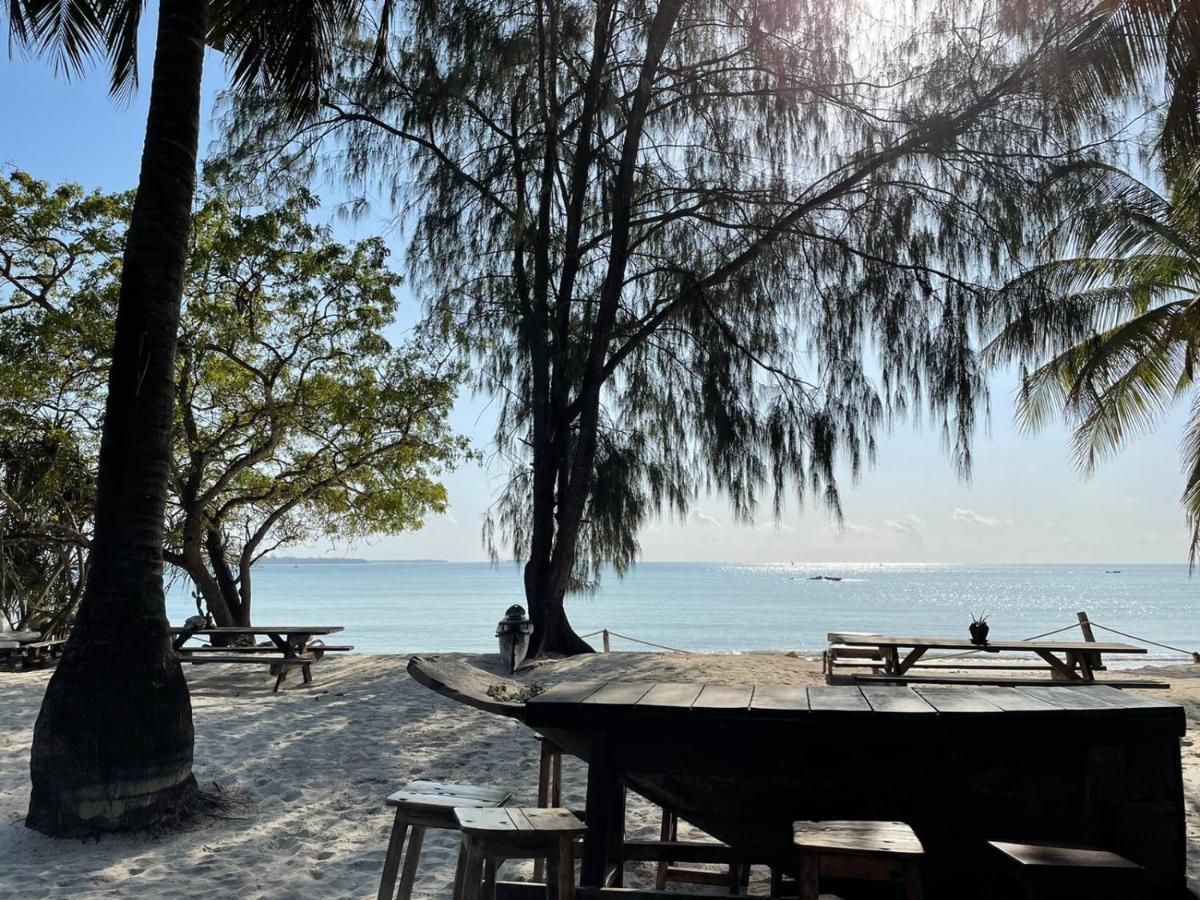 A Pousada Mikadi Beach Camp & Backpackers Dar es Salaam Exterior foto