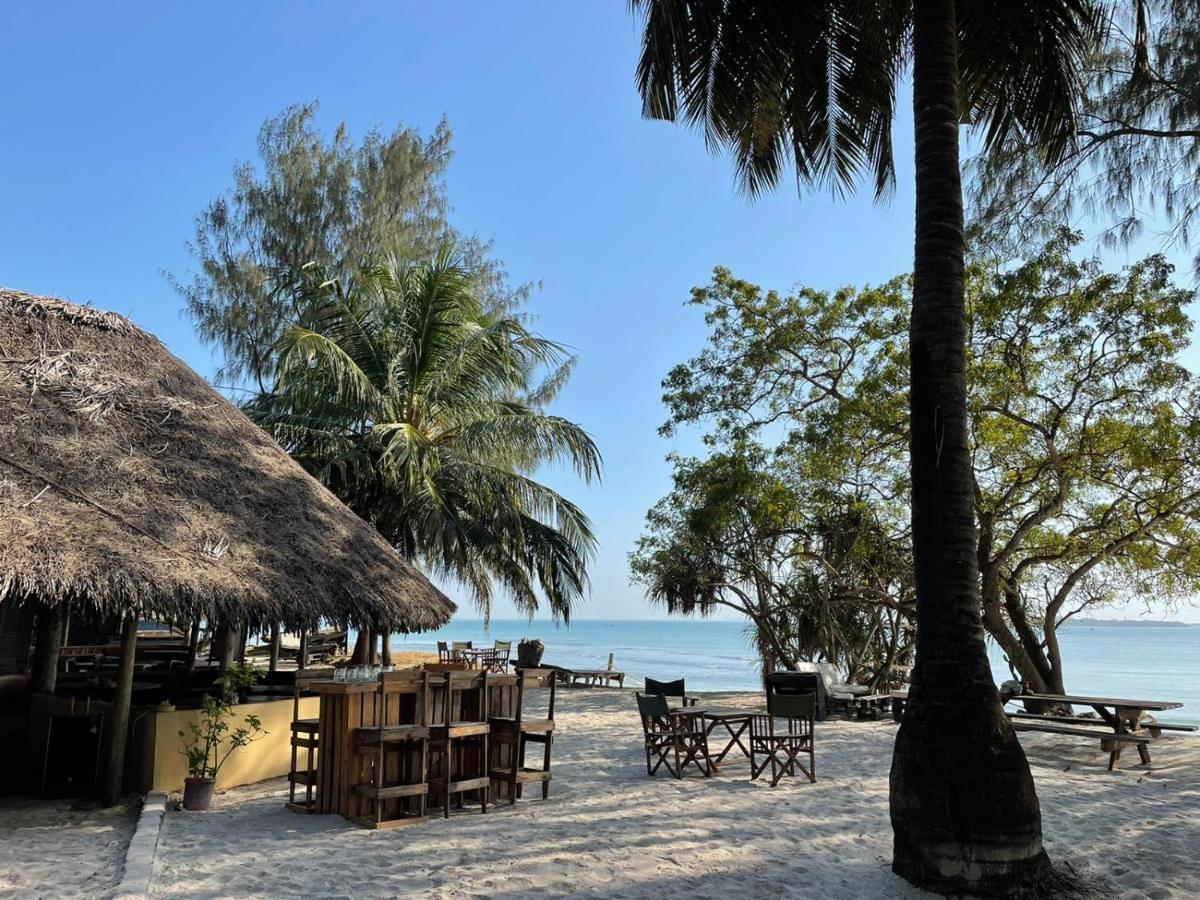 A Pousada Mikadi Beach Camp & Backpackers Dar es Salaam Exterior foto