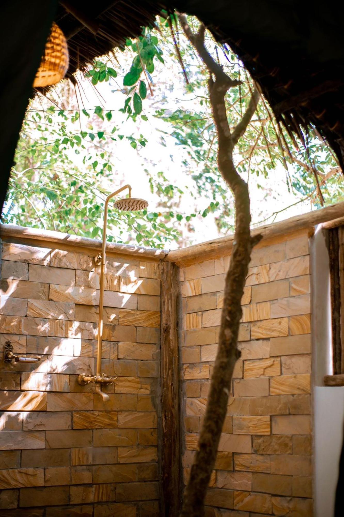 A Pousada Mikadi Beach Camp & Backpackers Dar es Salaam Exterior foto