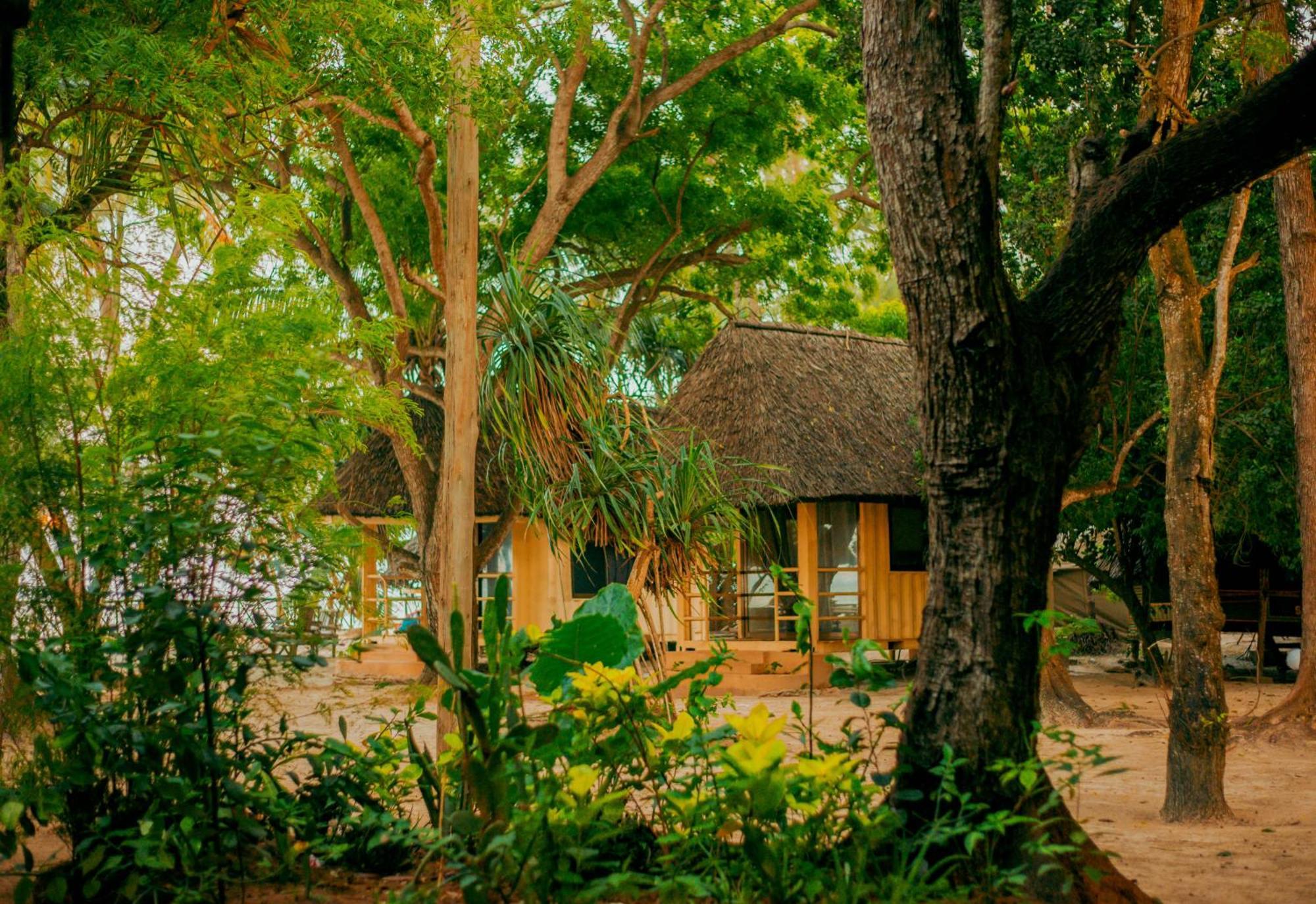 A Pousada Mikadi Beach Camp & Backpackers Dar es Salaam Exterior foto