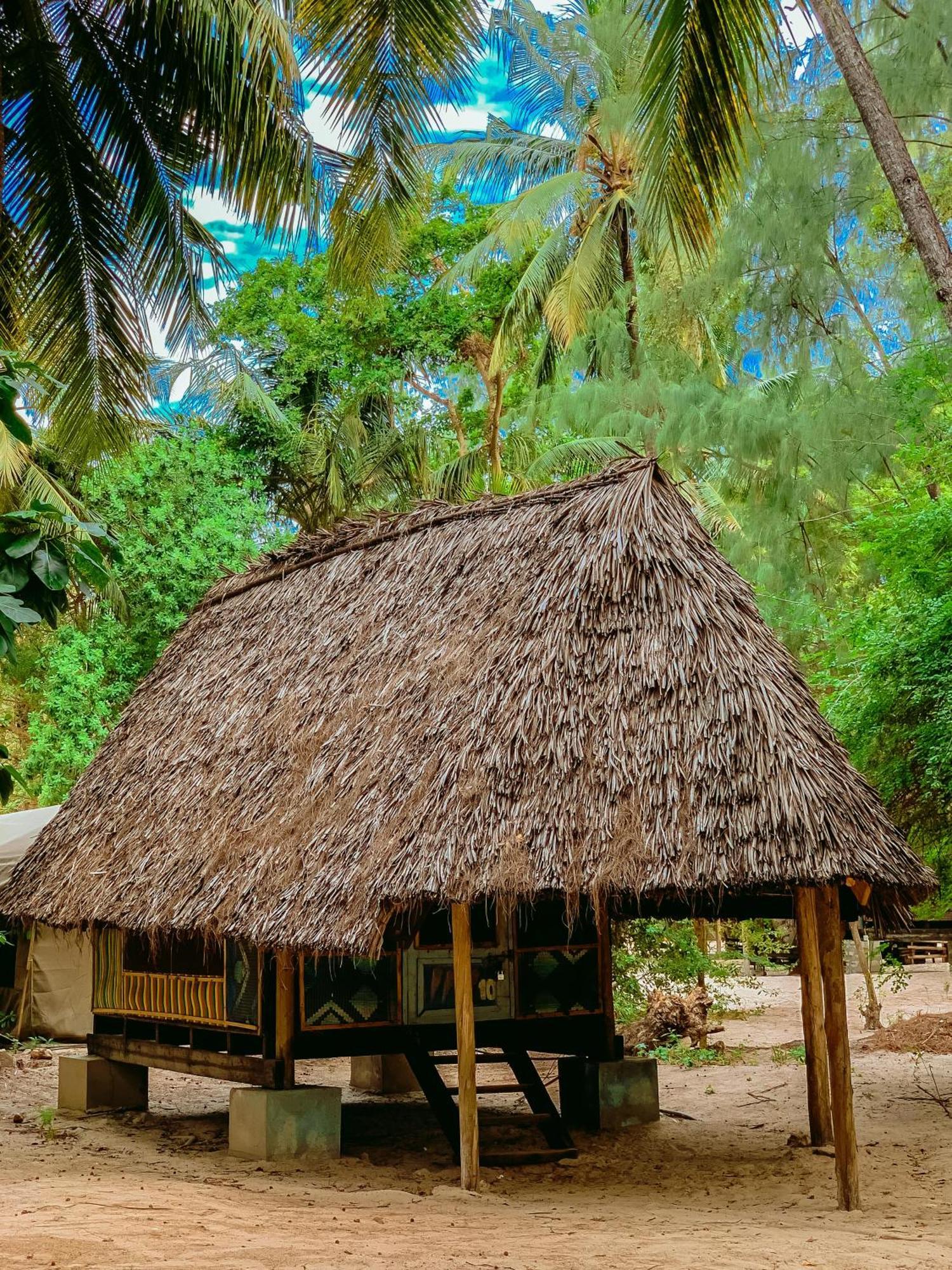 A Pousada Mikadi Beach Camp & Backpackers Dar es Salaam Exterior foto