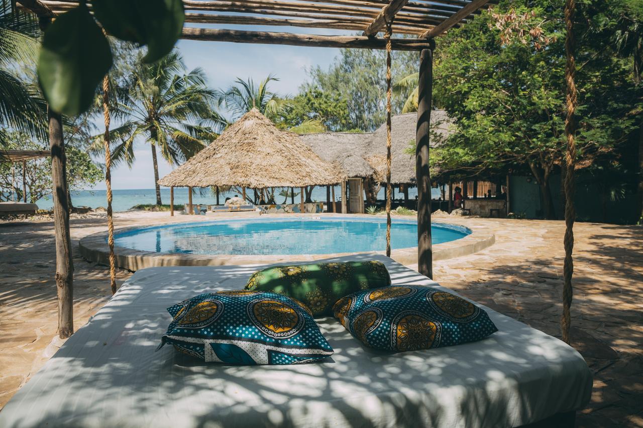 A Pousada Mikadi Beach Camp & Backpackers Dar es Salaam Exterior foto